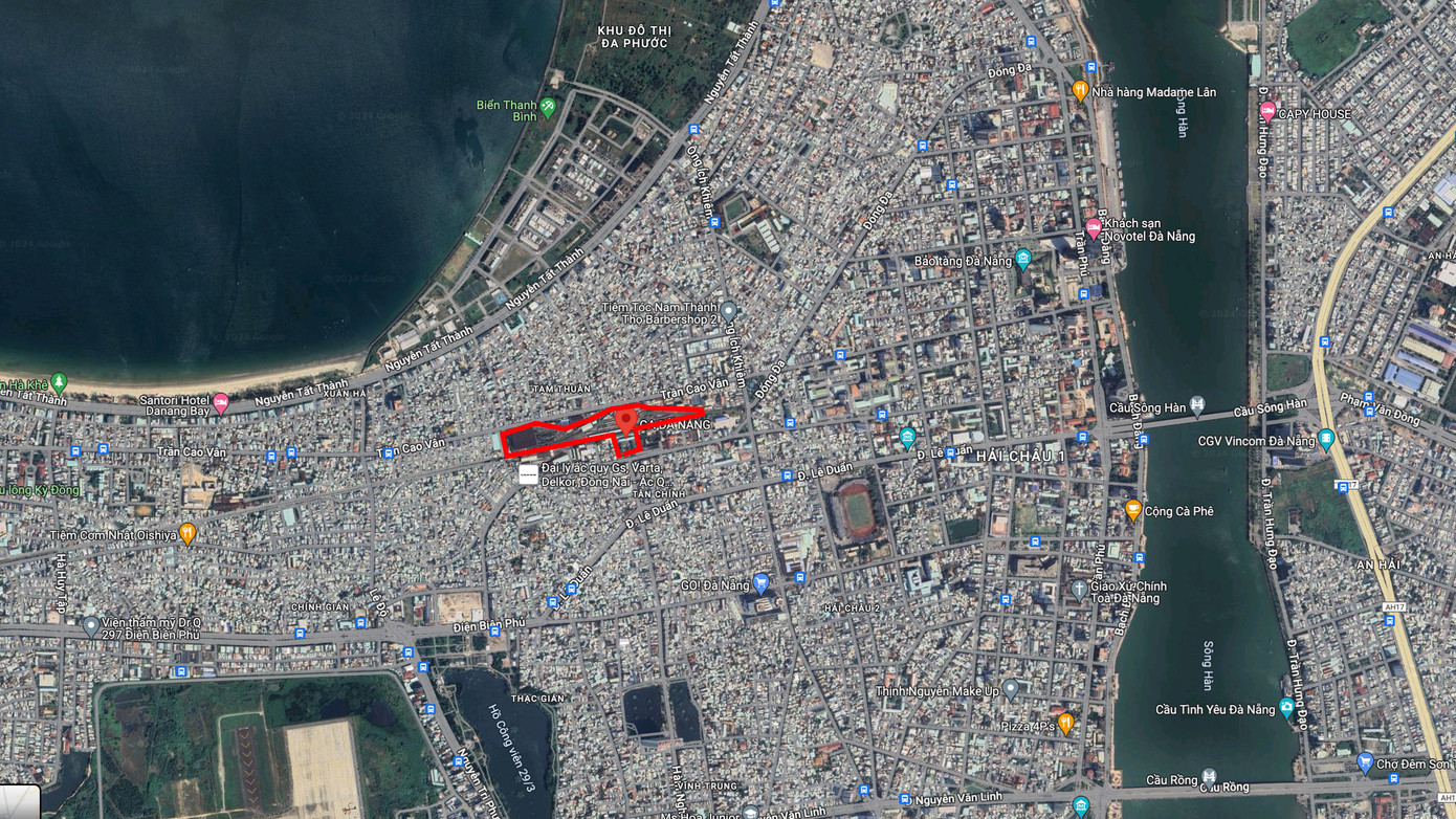 Ngoài ra, do hơn 11,3ha khu vực ga đường sắt Đà Nẵng nằm ngay trung tâm thành phố nên các chuyến tàu vào ga trả hàng, trả khách xong phải quay ngược ra mới tiếp tục hành trình vào Nam hay ra Bắc, khiến giao thông đô thị trở nên bất cập, khó khăn. Ảnh: Google map. Ngoài ra, do hơn 11,3ha khu vực ga đường sắt Đà Nẵng nằm ngay trung tâm thành phố nên các chuyến tàu vào ga trả hàng, trả khách xong phải quay ngược ra mới tiếp tục hành trình vào Nam hay ra Bắc, khiến giao thông đô thị trở nên bất cập, khó khăn. Ảnh: Google map.