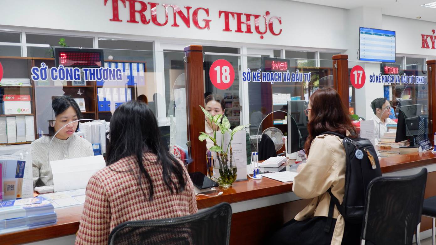 Cán bộ, công chức làm việc tại Trung tâm hành chính TP Đà Nẵng.