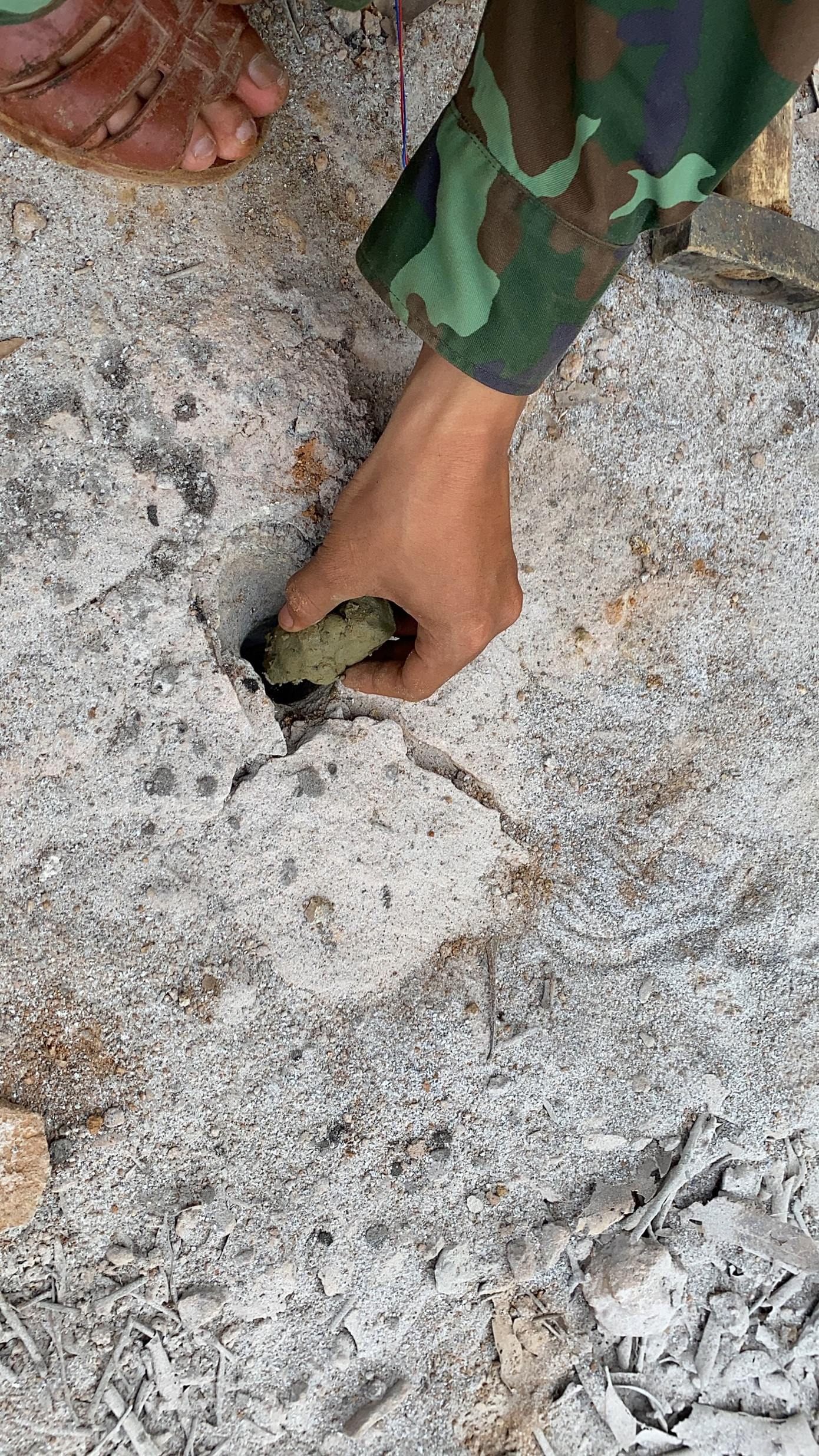 Thuốc nổ được nhồi vào các lỗ khoan sâu khoảng 1,5 m trên các phiến đá lớn để kích nổ, phá đá.