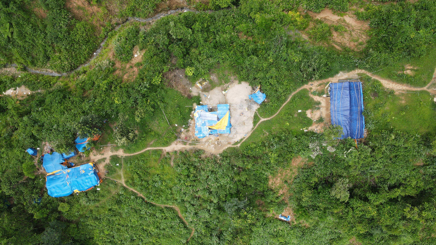 Trước đó, ngày 5/7, thực hiện chỉ đạo của UBND huyện, Phòng TN&MT huyện Phước Sơn đã cùng lực lượng công an huyện và UBND xã Phước Lộc tiến hành kiểm tra tại các vị trí xảy ra nạn khai thác vàng trái phép và tiến hành truy quét, đẩy đuổi. Trước đó, ngày 5/7, thực hiện chỉ đạo của UBND huyện, Phòng TN&MT huyện Phước Sơn đã cùng lực lượng công an huyện và UBND xã Phước Lộc tiến hành kiểm tra tại các vị trí xảy ra nạn khai thác vàng trái phép và tiến hành truy quét, đẩy đuổi.