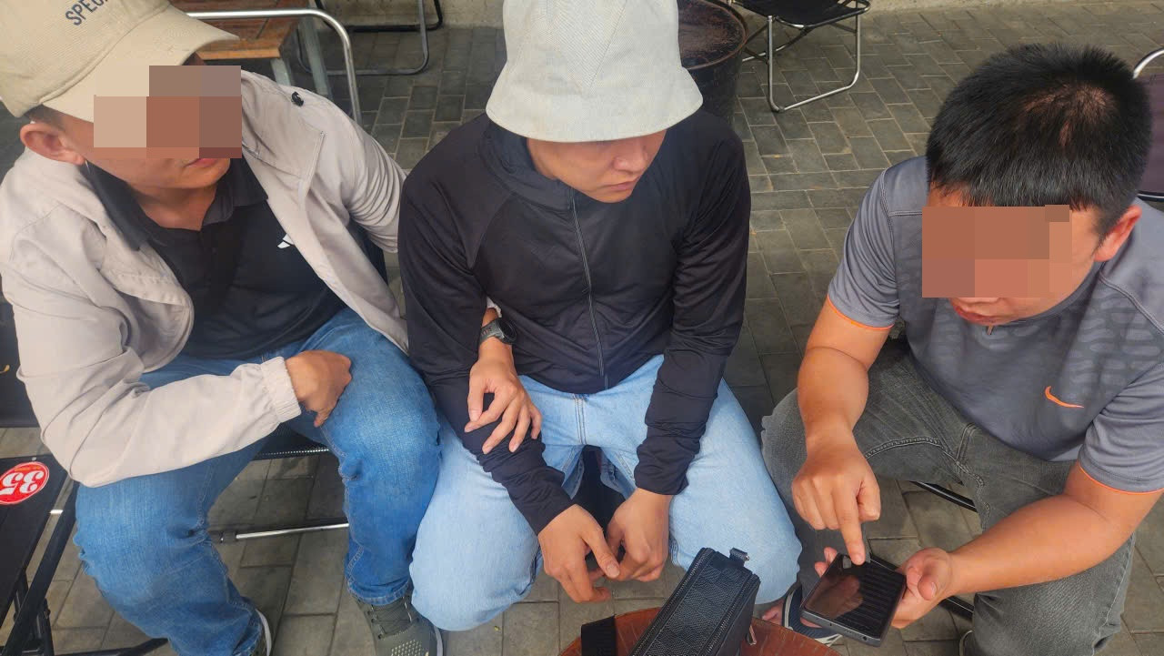 Hoàng Phong Phú (giữa) tại thời điểm bị bắt giữ. Hoàng Phong Phú (giữa) tại thời điểm bị bắt giữ.