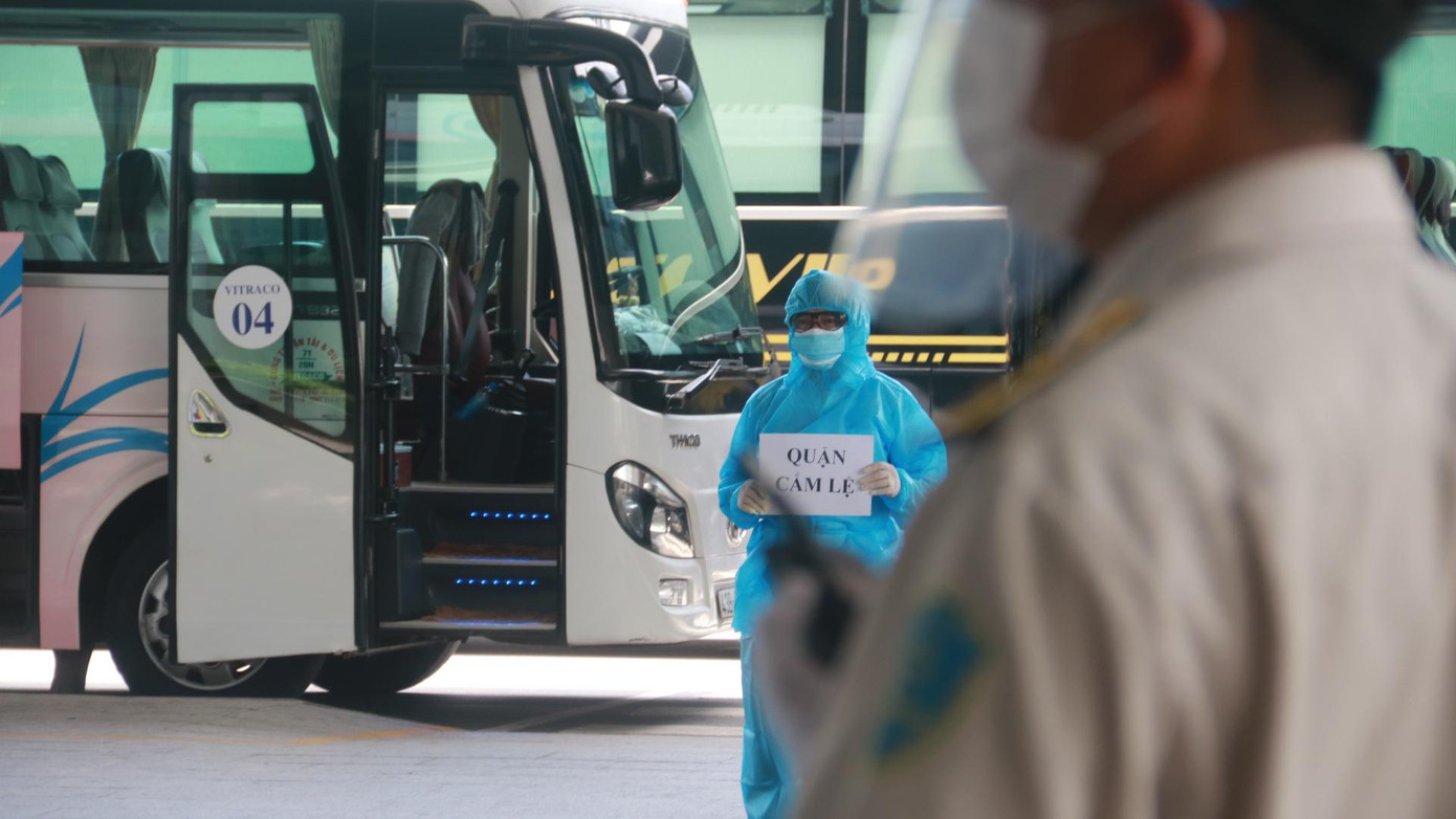 UBND TP Đà Nẵng cũng đã thiết lập cơ sở 6 cơ sở cách ly tập trung phòng, chống dịch đối với người dân từ TP HCM về Đà Nẵng. Các cơ sở bao gồm khách sạn Tre Xanh Trung tâm (158 Phan Châu Trinh, phường Phước Ninh, quận Hải Châu); khách sạn Tre Xanh bên Cảng (177 Trần Phú, phường Hải Châu I, quận Hải Châu); khách sạn The Code (Lô A2.3 Hoàng Sa, quận Sơn Trà); khách sạn Gemma (183 Võ Văn Kiệt, phường An Hải Đông, quận Sơn Trà); khách sạn Pandora (21-23 Phan Tôn, phường Mỹ An, quận Ngũ Hành Sơn); khu nghỉ dưỡng Risemount Premier (120 Nguyễn Văn Thoại, phường Mỹ An, quận Ngũ Hành Sơn). Thời gian thiết lập từ ngày 21/7