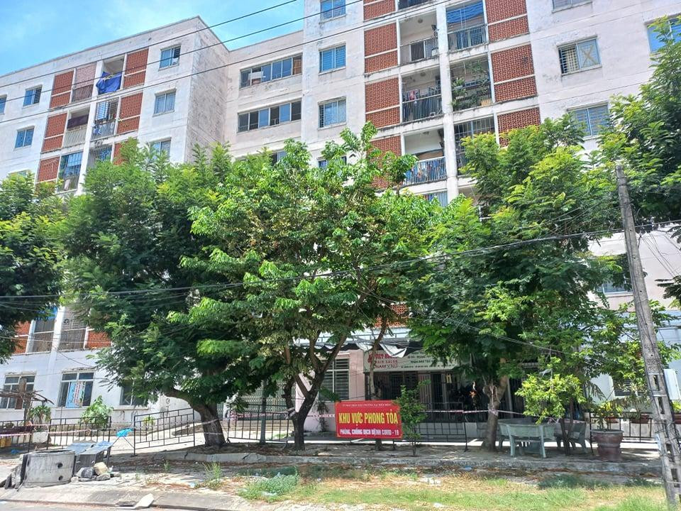 Lực lượng của phường sẽ phân công để “đi từng ngõ, gõ từng, nhà”, mở sổ ghi chép đo nhiệt độ từng người dân, nhận phiếu đặt hàng mua và phối hợp với đơn vị cung ứng vận chuyển, cung ứng lương thực, thực phẩm đến từng hộ dân; phát tiền hỗ trợ bảo đảm thực phẩm, nhu yếu phẩm đến từng hộ dân.