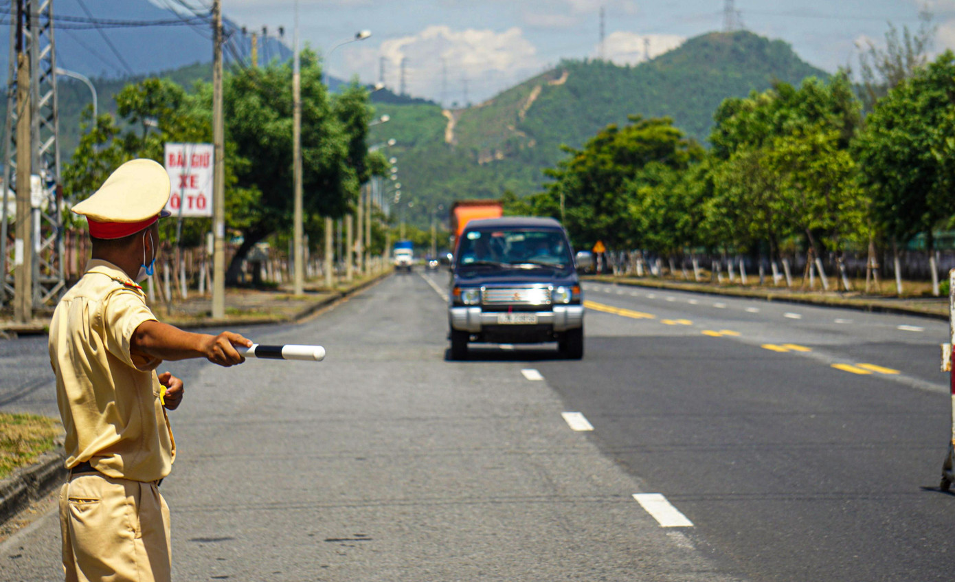 Tất cả các phương tiện ra vào TP Đà Nẵng đều được yêu cầu dừng lại, để đo thân nhiệt, khai báo y tế rõ ràng. Tất cả các phương tiện ra vào TP Đà Nẵng đều được yêu cầu dừng lại, để đo thân nhiệt, khai báo y tế rõ ràng.