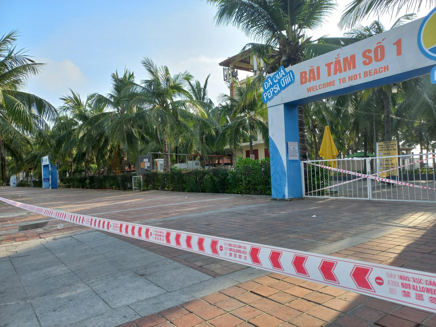 Các bãi tắm, khu vực tắm nước ngọt đã được giăng dây, kéo rào chắn kỹ càng.