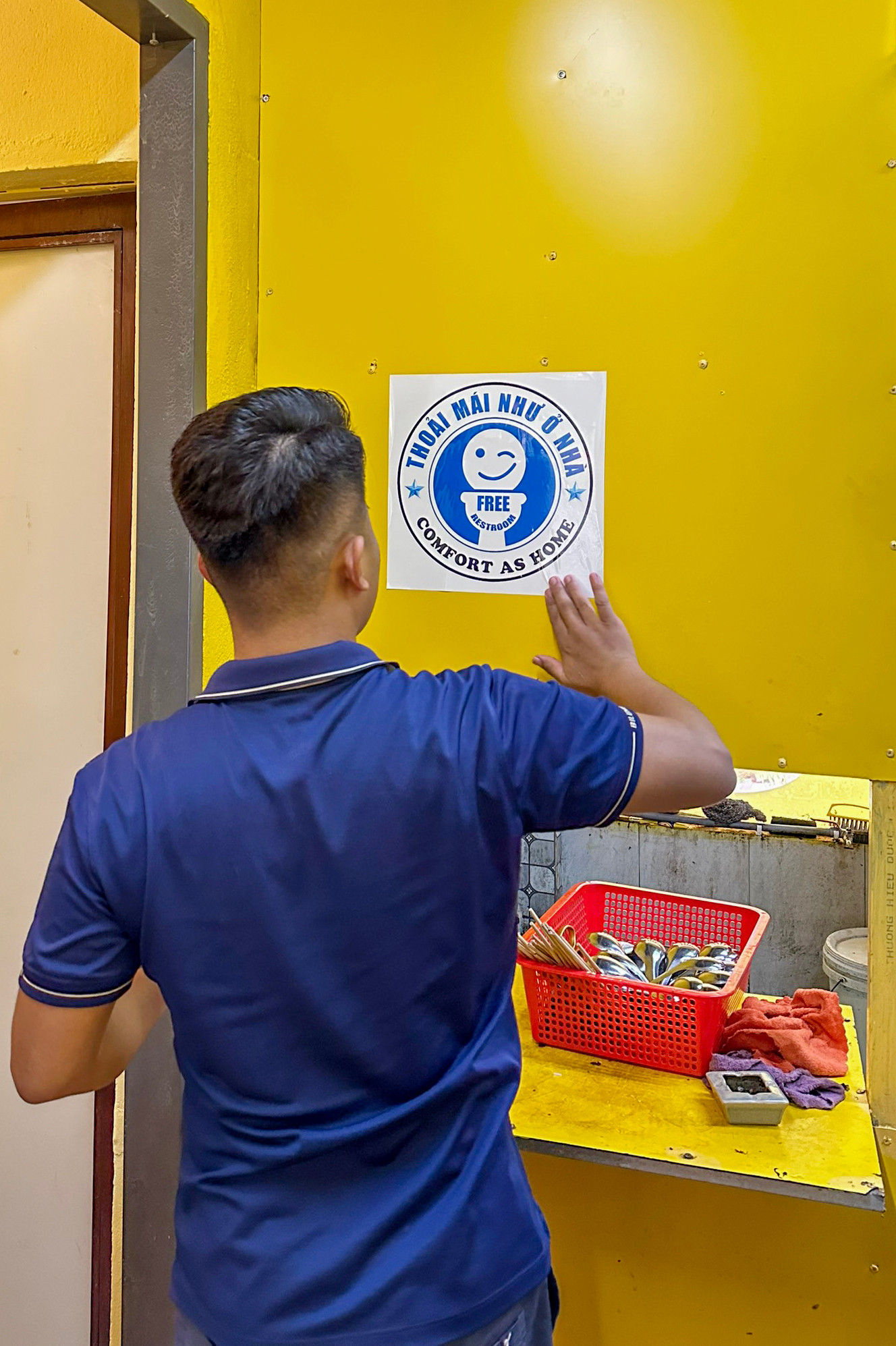 Cùng với việc vận động chủ các cơ sở mở cửa nhà vệ sinh cho du khách, người đi đường, Phòng Văn hóa - Thông tin của quận Sơn Trà cũng đang khẩn trương cập nhật thông tin các cơ sở tham gia thực hiện mô hình để công khai lên kênh thông tin, phổ biến cho người dân và khách du lịch biết. Cùng với việc vận động chủ các cơ sở mở cửa nhà vệ sinh cho du khách, người đi đường, Phòng Văn hóa - Thông tin của quận Sơn Trà cũng đang khẩn trương cập nhật thông tin các cơ sở tham gia thực hiện mô hình để công khai lên kênh thông tin, phổ biến cho người dân và khách du lịch biết.