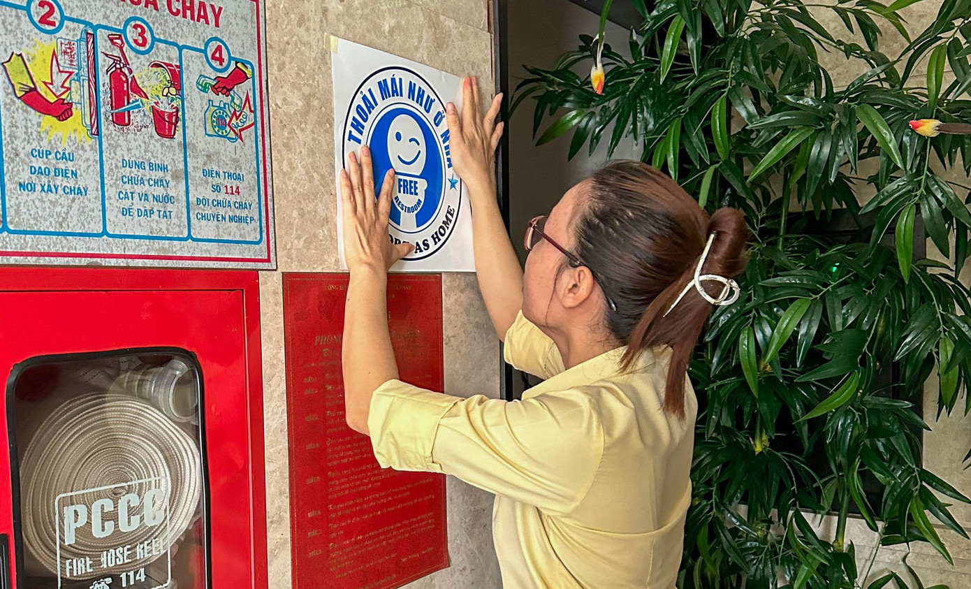 Một cơ sở lưu trú trên địa bàn quận Sơn Trà nhận biểu tượng và dán ở nơi dễ nhìn để du khách, người đi đường thấy có thể sử dụng nhà vệ sinh thoải mái khi có nhu cầu. Một cơ sở lưu trú trên địa bàn quận Sơn Trà nhận biểu tượng và dán ở nơi dễ nhìn để du khách, người đi đường thấy có thể sử dụng nhà vệ sinh thoải mái khi có nhu cầu.