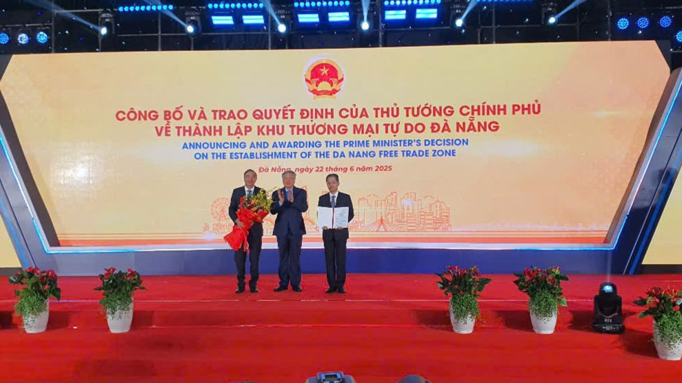 Phó Thủ tướng Nguyễn Hòa Bình trao quyết định thành lập Khu TMTD Đà Nẵng cho lãnh đạo TP. Đà Nẵng. Phó Thủ tướng Nguyễn Hòa Bình trao quyết định thành lập Khu TMTD Đà Nẵng cho lãnh đạo TP. Đà Nẵng.