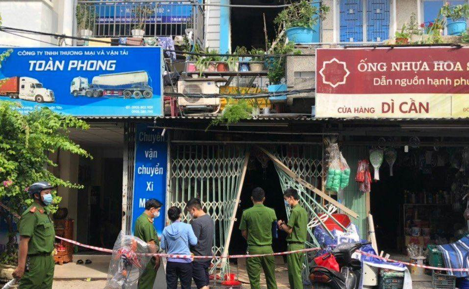 Công an khám nghiệm hiện trường vụ cháy.