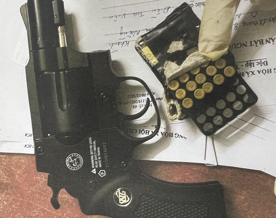 Khẩu súng cùng đạn được thu giữ tại nhà của đối tượng Đặng Xuân Hạnh.