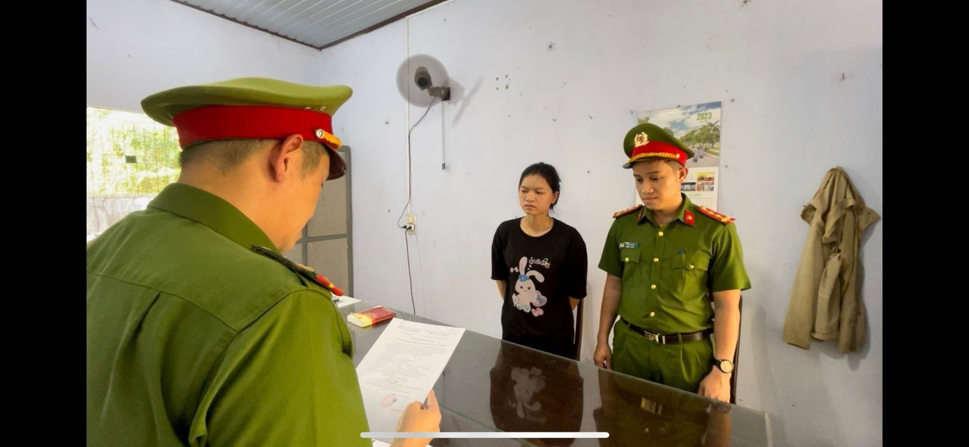 Công an thực hiện lệnh khởi tố với Nguyễn Thế Anh và Nguyễn Thị Kim Ngân.