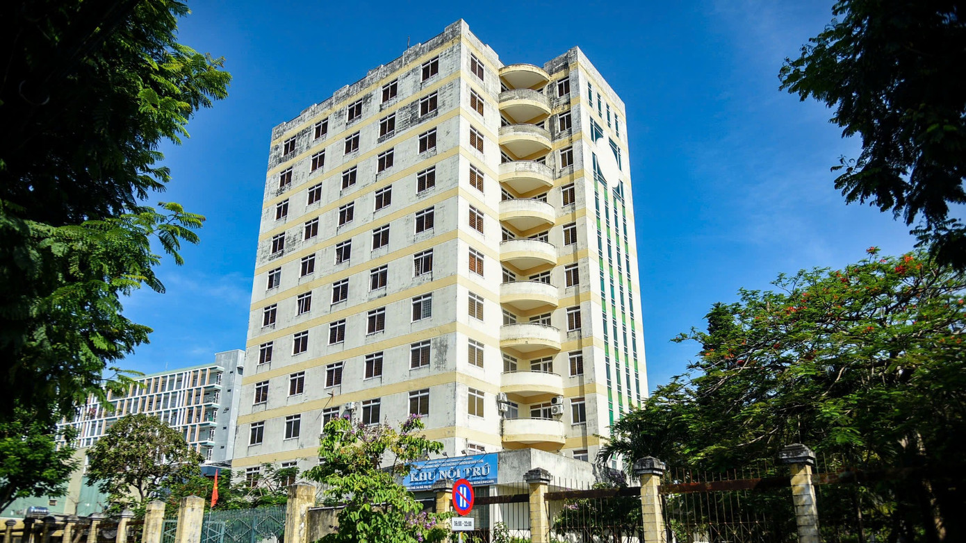 UBND TP Đà Nẵng vừa có báo cáo về phương án bố trí nhà ở cho cán bộ, công chức viên chức (CCVC) của tỉnh Quảng Nam đến nhận công tác tại TP Đà Nẵng để chuẩn bị cho việc sáp nhập đơn vị hành chính 2 địa phương. Trong đó, nhà ở xã hội thuộc tài sản công, có 4 khối nhà dự kiến cho cán bộ tỉnh Quảng Nam thuê. Một trong số đó là Khu nội trú Trường THPT chuyên Lê Quý Đôn (đường Hà Thị Thân, quận Sơn Trà) với một khối nhà 11 tầng, 140 phòng, diện tích 22 - 45 m2/phòng. Công trình đưa vào sử dụng từ năm 2009, dự toán sửa chữa khoảng 30 tỉ đồng.