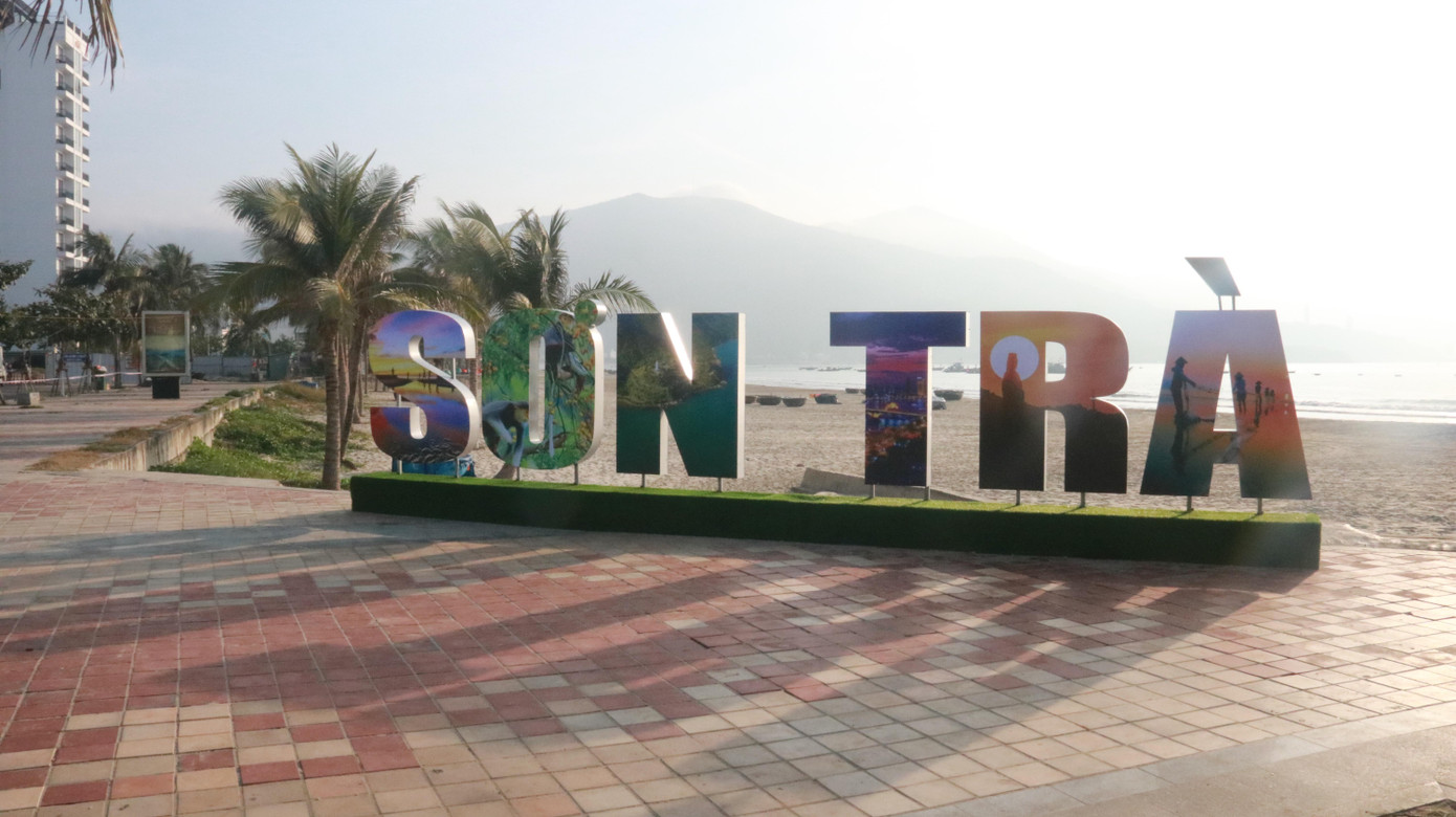 Bãi biển khu vực quận Sơn Trà, TP Đà Nẵng sáng nay không bóng người tắm biển, vui chơi sau khi UBND TP chỉ đạo tạm dừng các hoạt động không thiết yếu để phòng, chống dịch COVID-19, trong đó có hoạt động tắm biển.