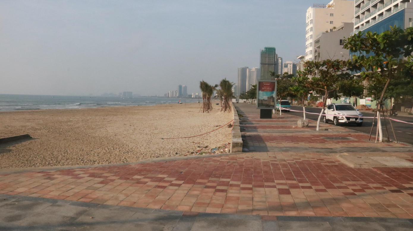 Bãi biển, vỉa hè đi bộ không bóng người. Theo lực lượng làm nhiệm vụ, người dân Đà Nẵng chấp hành nghiêm yêu cầu tạm dừng tắm biển.