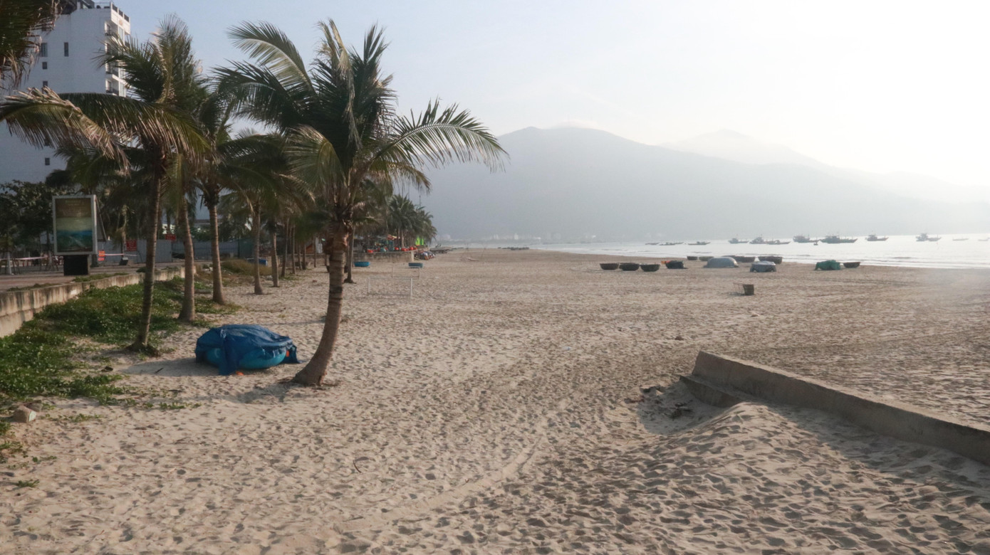 Các bãi biển Đà Nẵng vắng vẻ, không bóng người trong ngày đầu tiên thực hiện việc dừng hoạt động tắm biển.