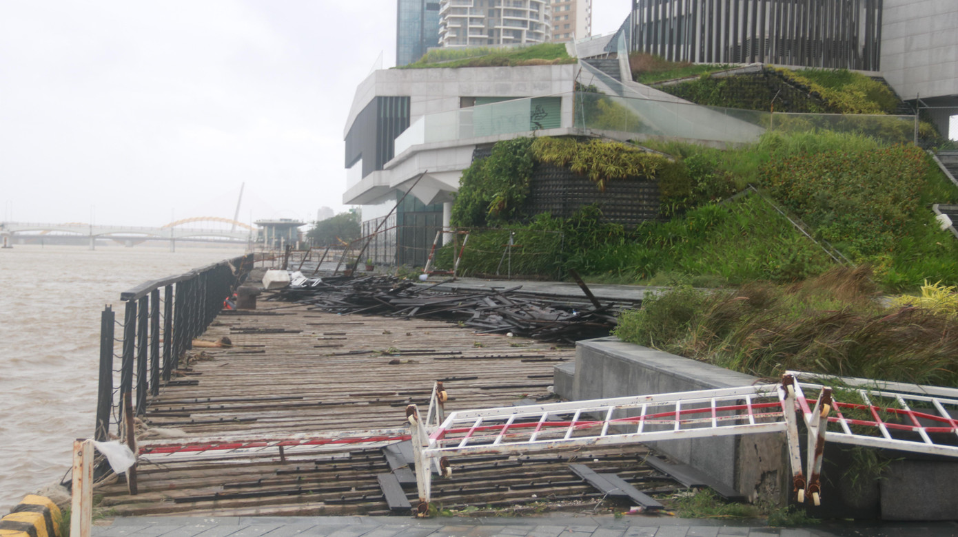 Công trình bến du thuyền bên bờ sông Hàn bị sóng đánh bay lát nền bằng gỗ.