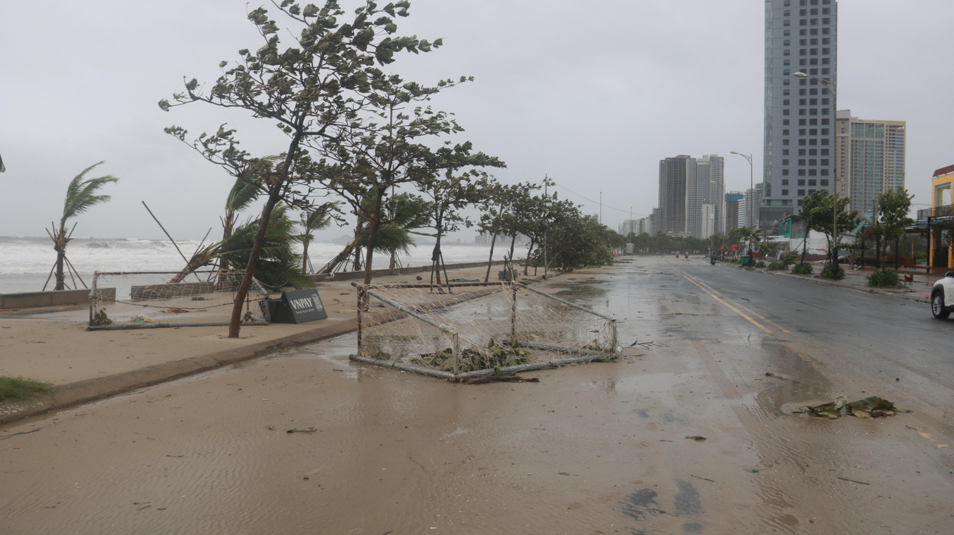 Tuyến đường ven biển Đà Nẵng tan hoang.