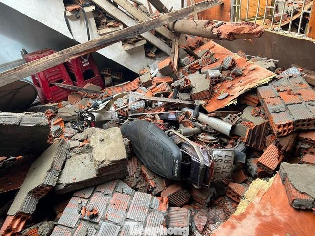 Nhà người dân Quảng Ngãi bị sập trong mưa bão. Ảnh: Nguyễn Ngọc