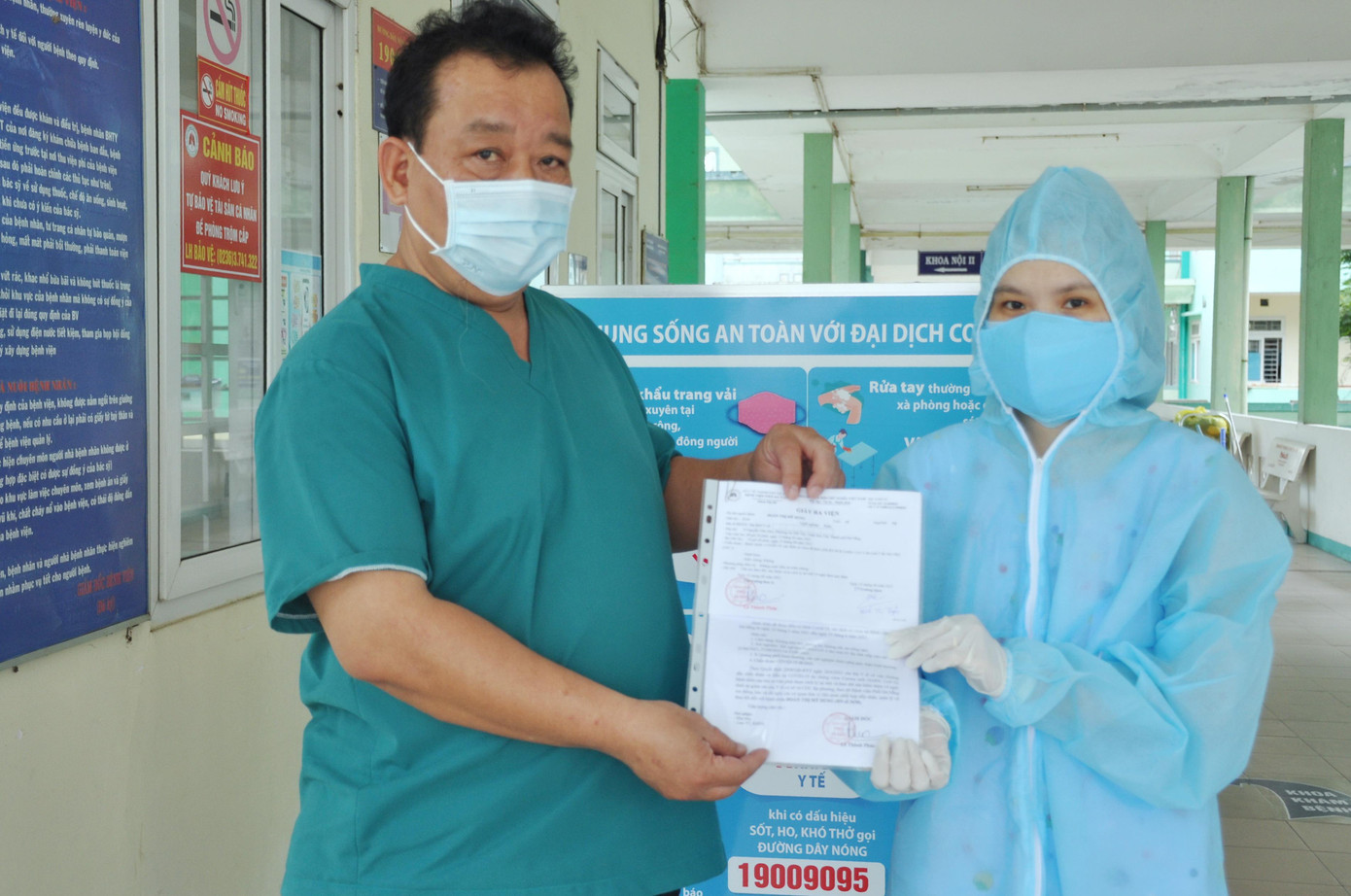 Bác sĩ Lê Thành Phúc, Giám đốc bệnh viện Phổi Đà Nẵng trao giấy ra viện cho bệnh nhân 3638.