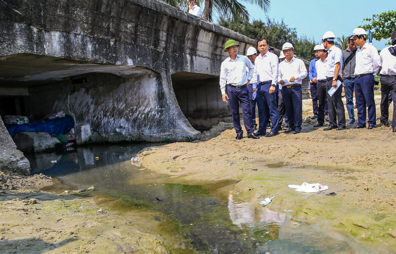 Bí thư Đà Nẵng và lãnh đạo sở, ngành kiểm tra một vị trí cống có nước thải chảy trực tiếp ra biển.