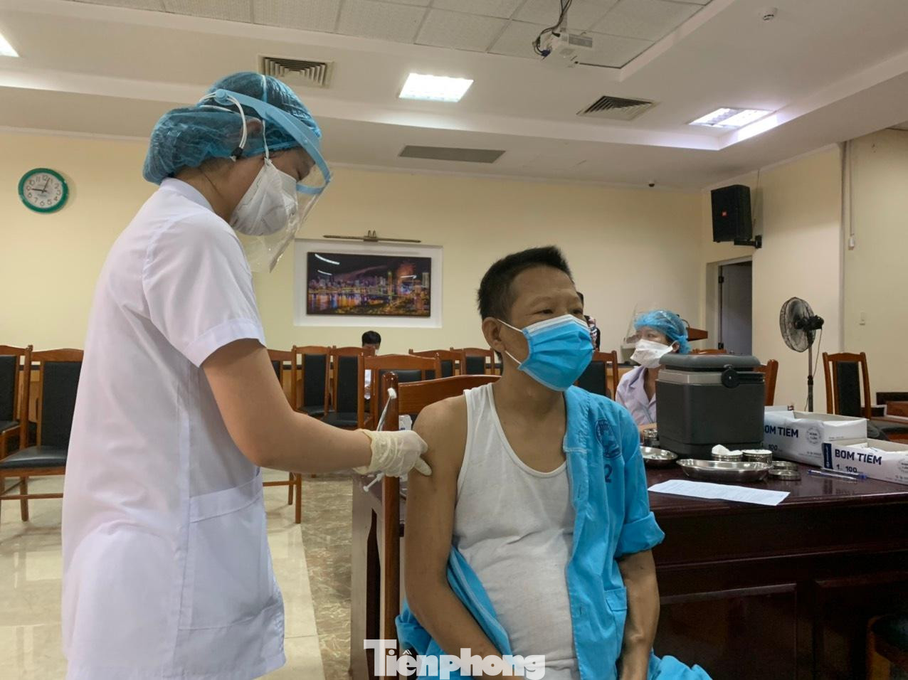 Sau khi khám sàng lọc, các bệnh nhân lần lượt được tiêm vắc xin phòng COVID-19 và được theo dõi kỹ càng sau khi tiêm.