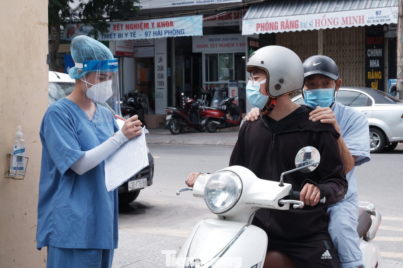 Nhiều bệnh nhân được người nhà chở đến bệnh viện Đà Nẵng để tiêm vắc xin.