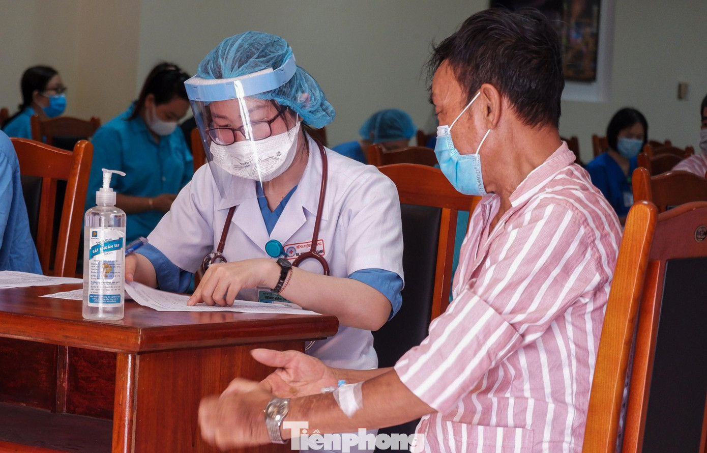 Tiêm vắc xin cho bệnh nhân mãn tính là hoạt động nằm trong kế hoạch tiêm vắc xin phòng COVID-19 lần thứ 4 của ngành y tế TP Đà Nẵng.