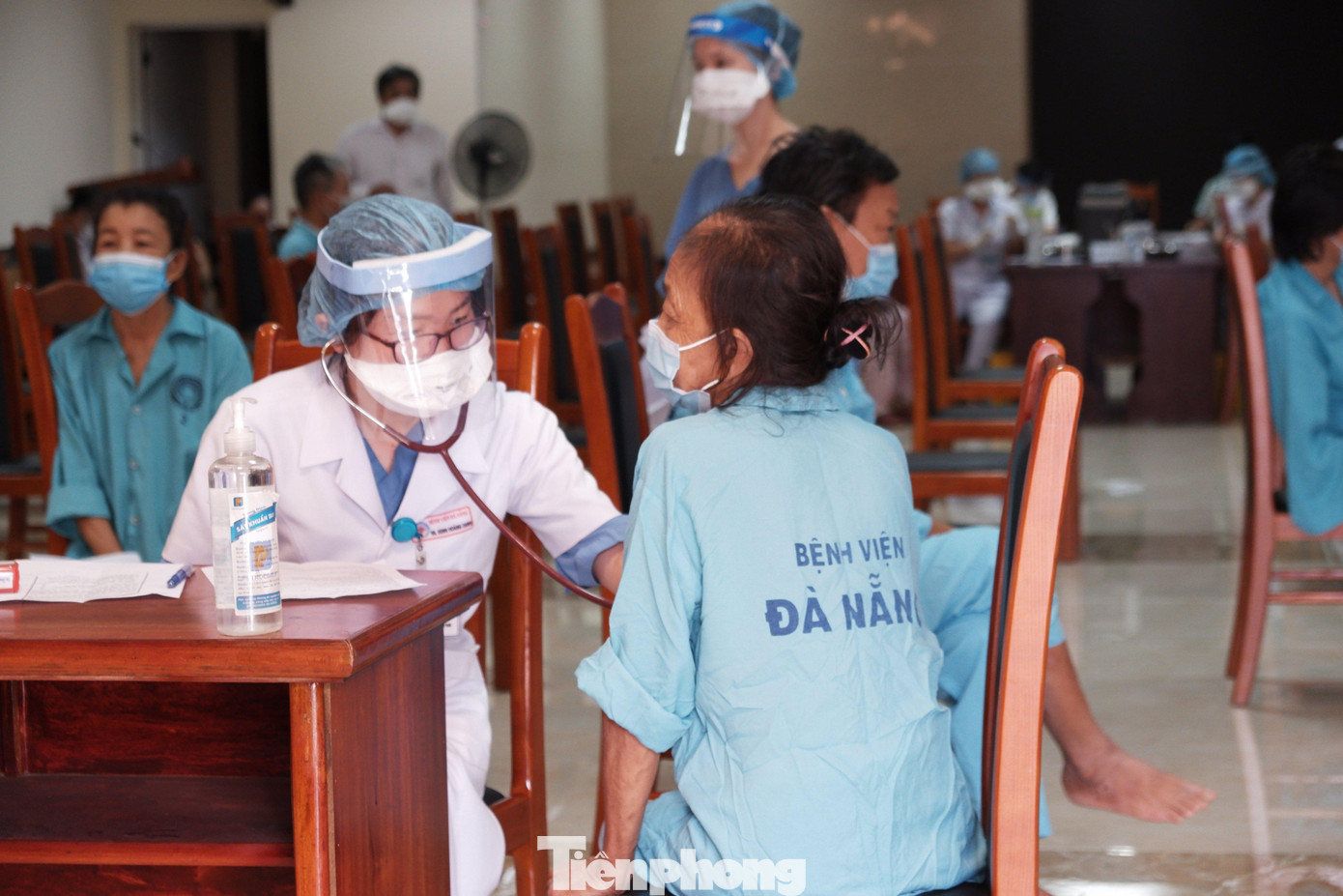 Tính đến thời điểm này, Đà Nẵng trải qua 3 đợt tiêm vắc-xin phòng COVID-19 với hơn 33.000 đối tượng được tiêm.