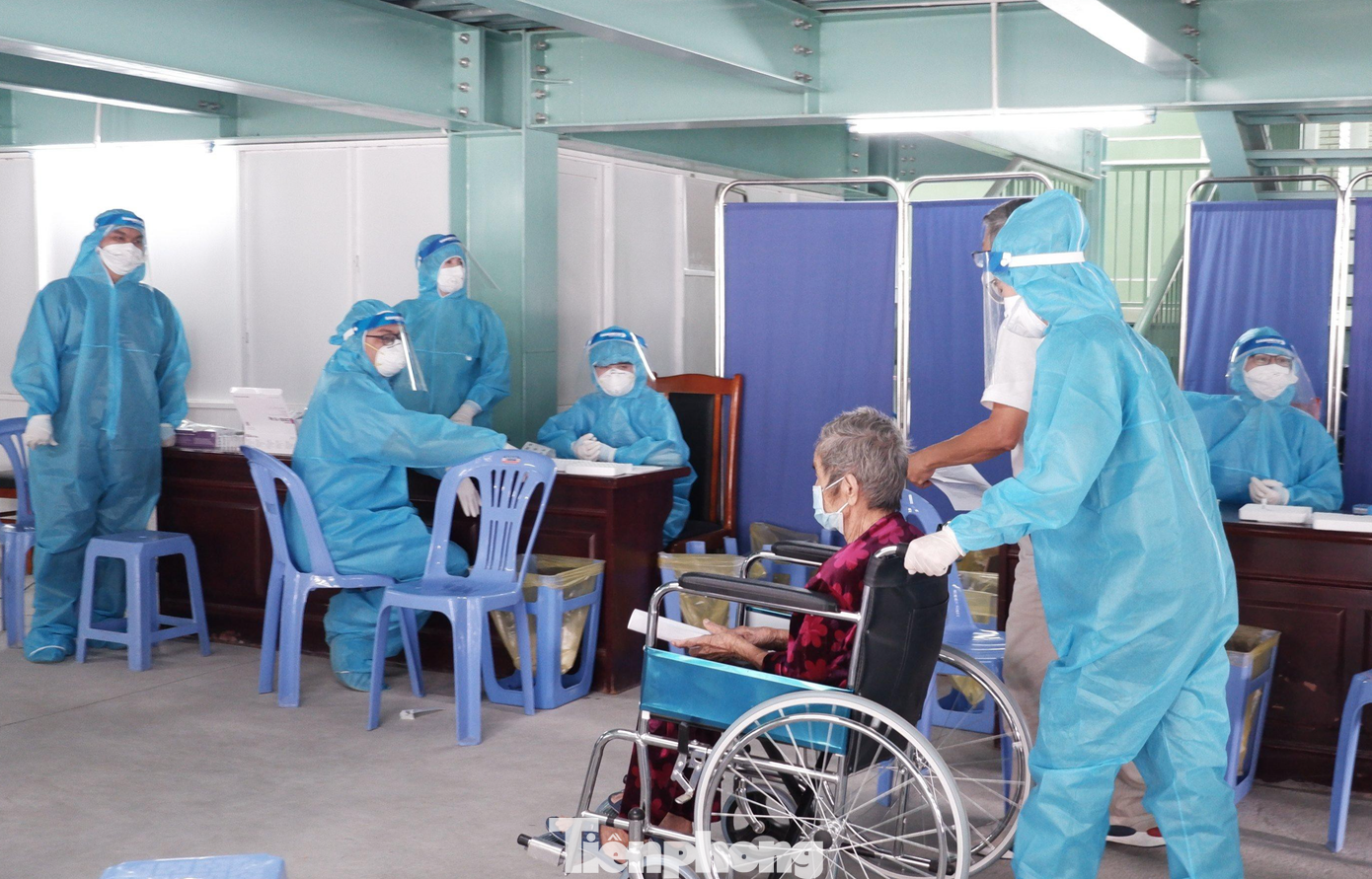 Cụ thể, cơ quan y tế TP Đà Nẵng dự kiến tiêm cho người bệnh bị bệnh mãn tính đang điều trị tại Bệnh viện Đà Nẵng, Bệnh viện Ung bướu Đà Nẵng (299 người); nhân viên y tế bị bệnh mạn tính (320 người); cán bộ thực hiện nhiệm vụ tại Bệnh viện dã chiến Ký túc xá phía tây thành phố (119 người); đối tượng nguy cơ cao bị bệnh mạn tính (181 người) và người trên 65 tuổi mắc bệnh mạn tính tại các quận, huyện (251 người).