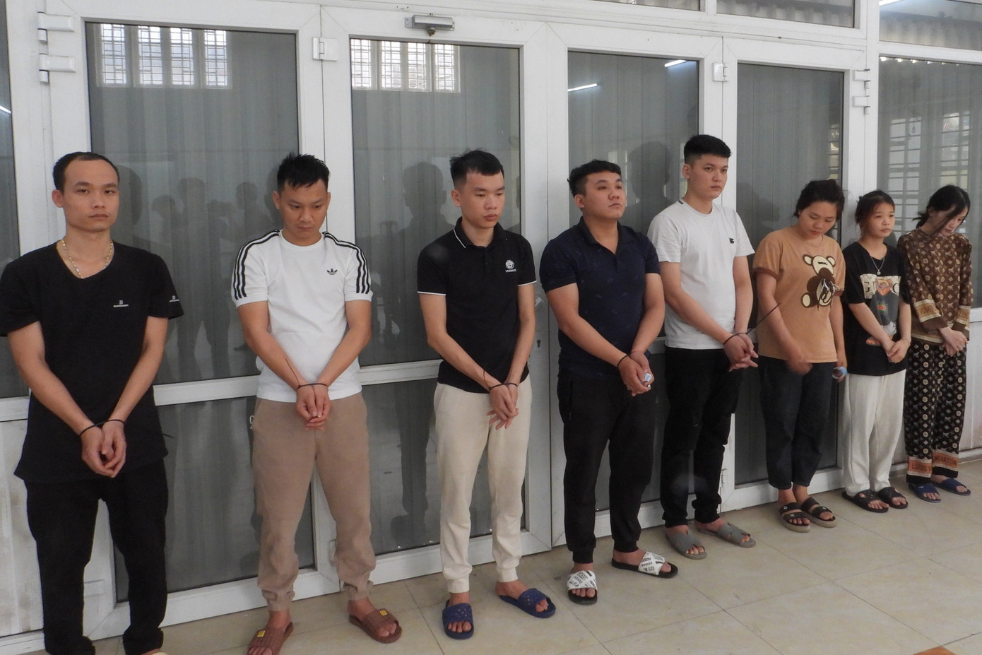 Các đối tượng tại cơ quan công an.