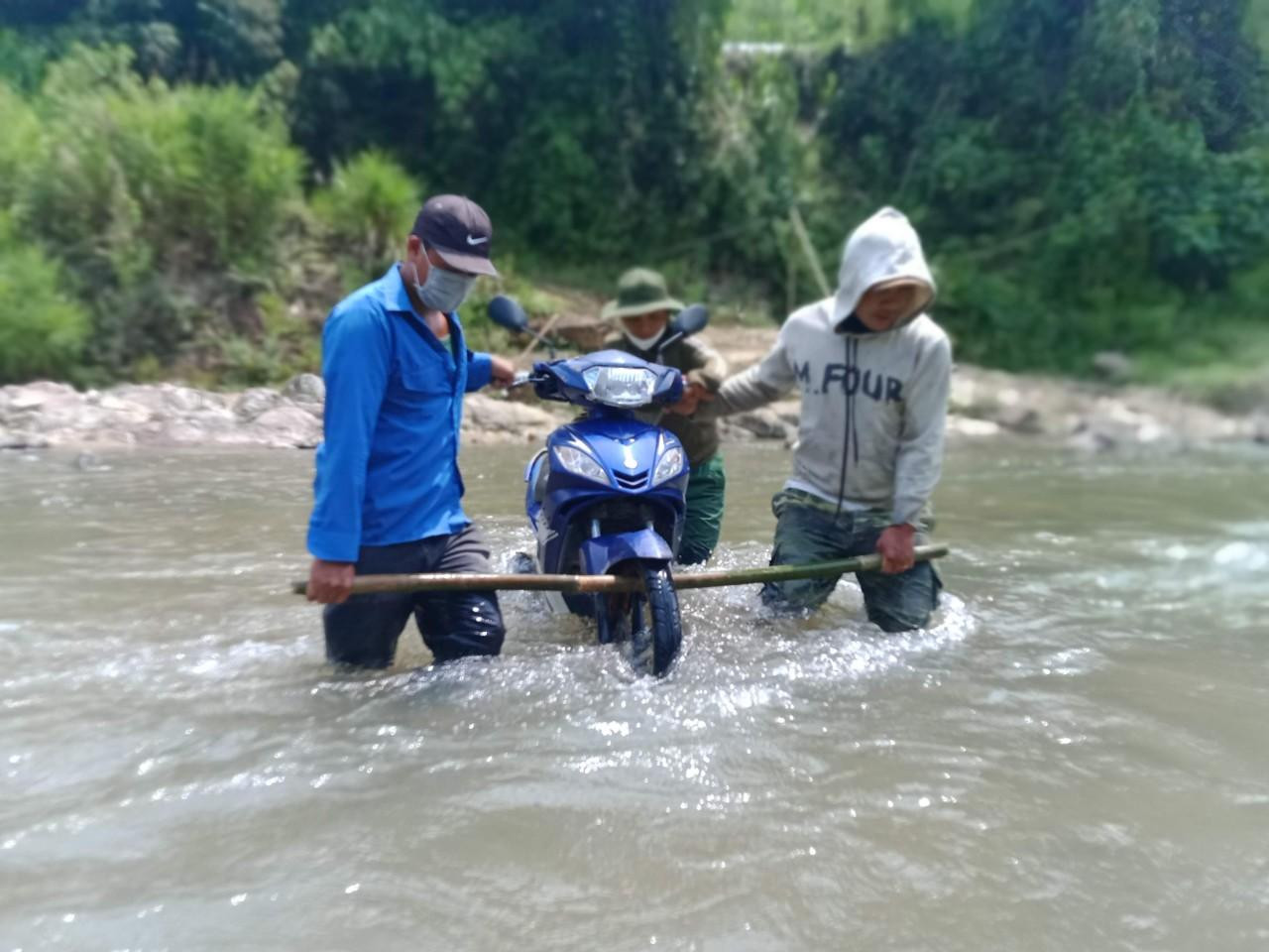 Để vào Pêtapot xây dựng nhà giúp dân, thanh niên tình nguyện Huyện Đoàn Nam Giang phải khiêng xe máy băng qua nhiều khe suối, nước chảy xiết.