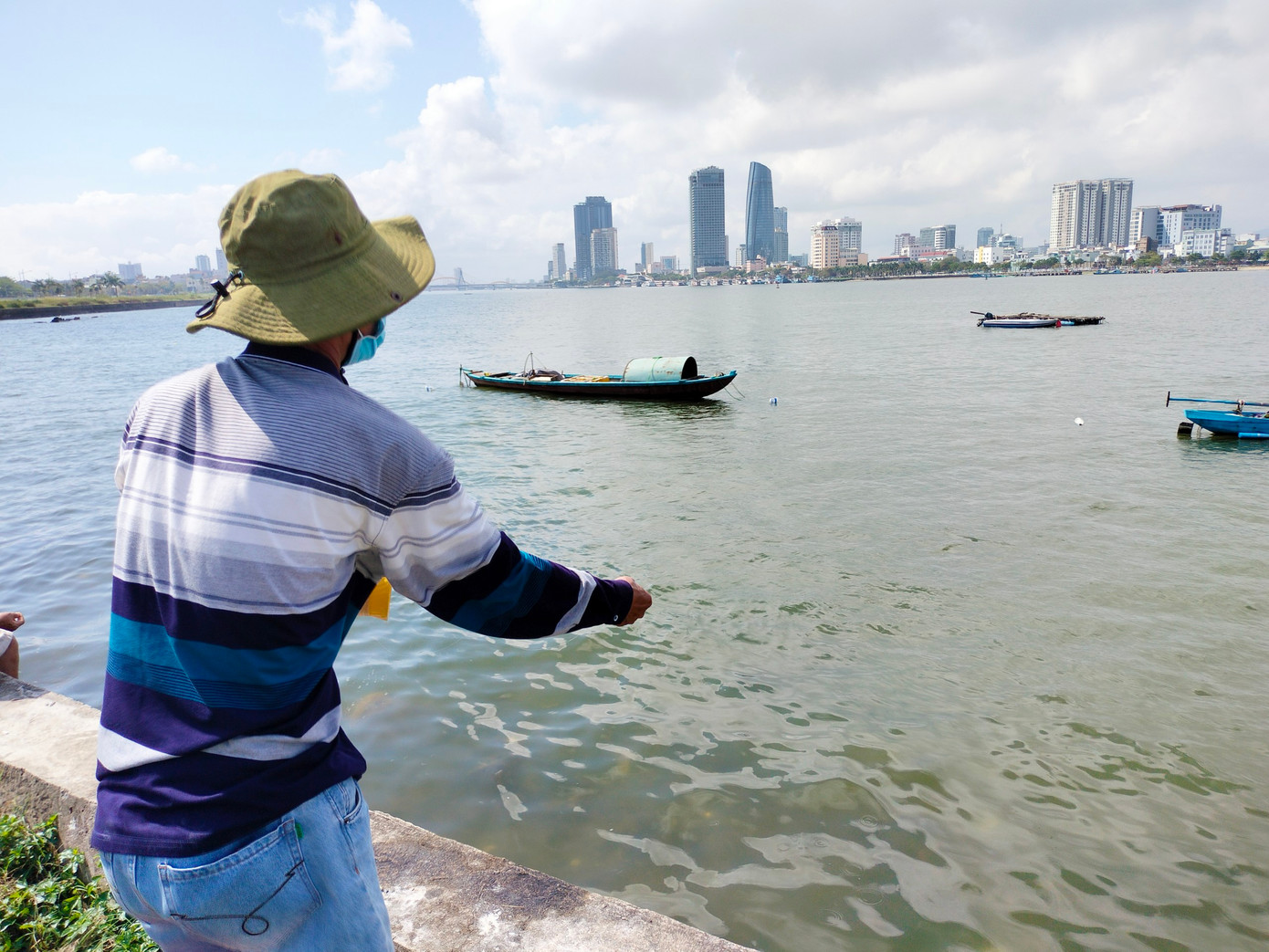 Hằng ngày nhiều người mê câu cá mang đồ nghề ra dọc cửa sông Hàn, sông Phú Lộc kiên nhẫn ngồi câu cá đối.