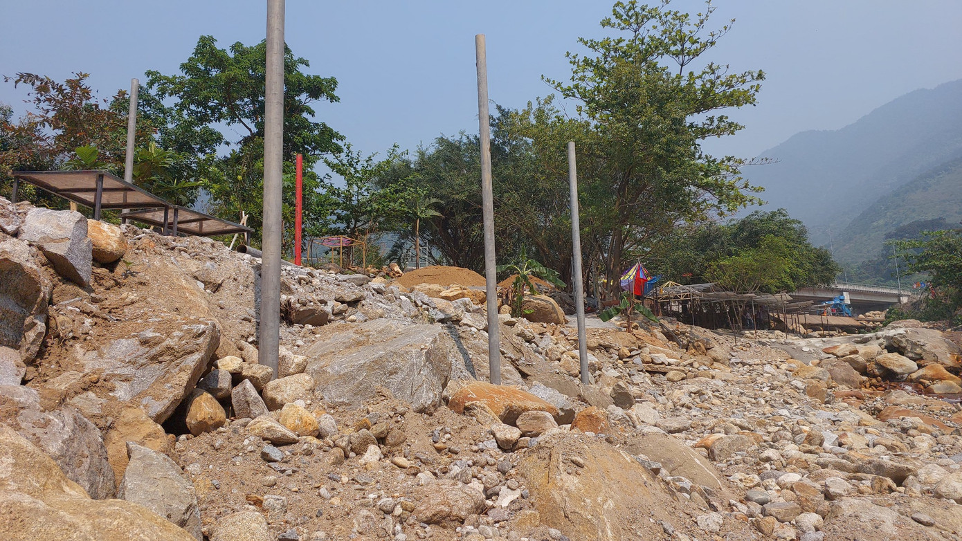 Một hạng mục đang được xây dựng dang dở ở suối Lương.