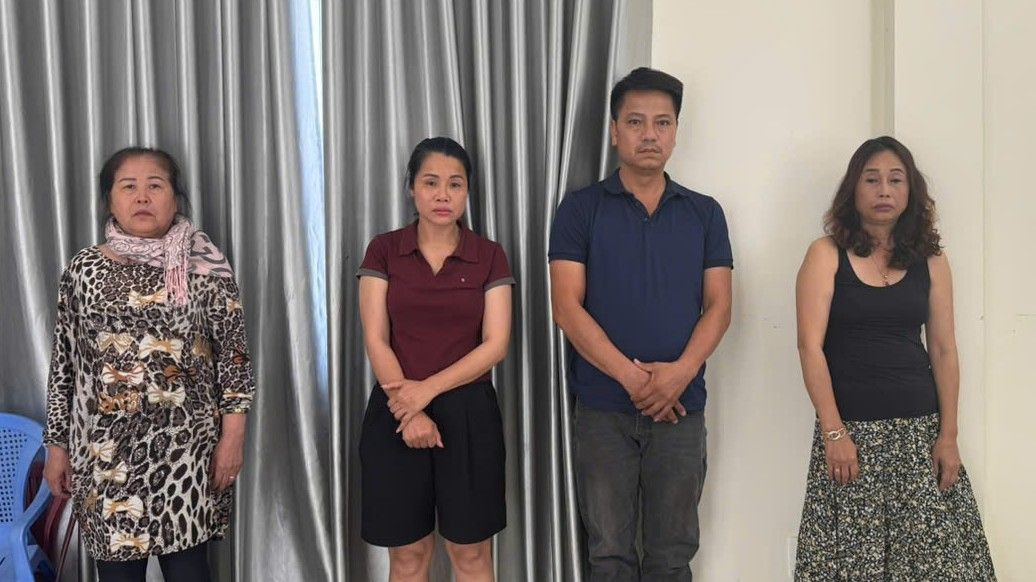 Các đối tượng Lê Thị Thúy Phương, Trần Thị Nguyên, Đỗ Công Khuê và Nguyễn Kim Anh (từ trái qua) tại cơ quan Công an. Các đối tượng Lê Thị Thúy Phương, Trần Thị Nguyên, Đỗ Công Khuê và Nguyễn Kim Anh (từ trái qua) tại cơ quan Công an.