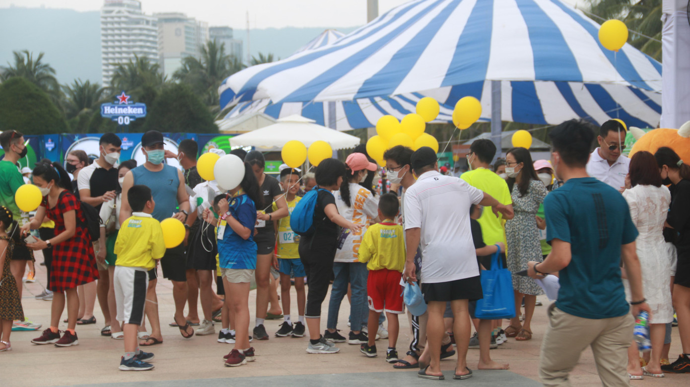 Chiều ngày 19/3, tại Công viên Biển Đông, các hoạt động của giải Marathon quốc tế Đà Nẵng 2022 thu hút hàng ngàn người dân và du khách với hoạt động Ronny Dash chạy cự ly 1.5Km dành cho các bé (từ 3-9 tuổi) và gia đình thu hút hàng ngàn du khách và người dân tham gia.