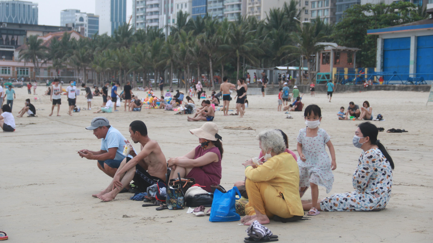 Nhiều du khách từ các địa phương khác kéo về Đà Nẵng nghỉ ngơi, tận hưởng không khí trong lành những ngày cuối tuần.