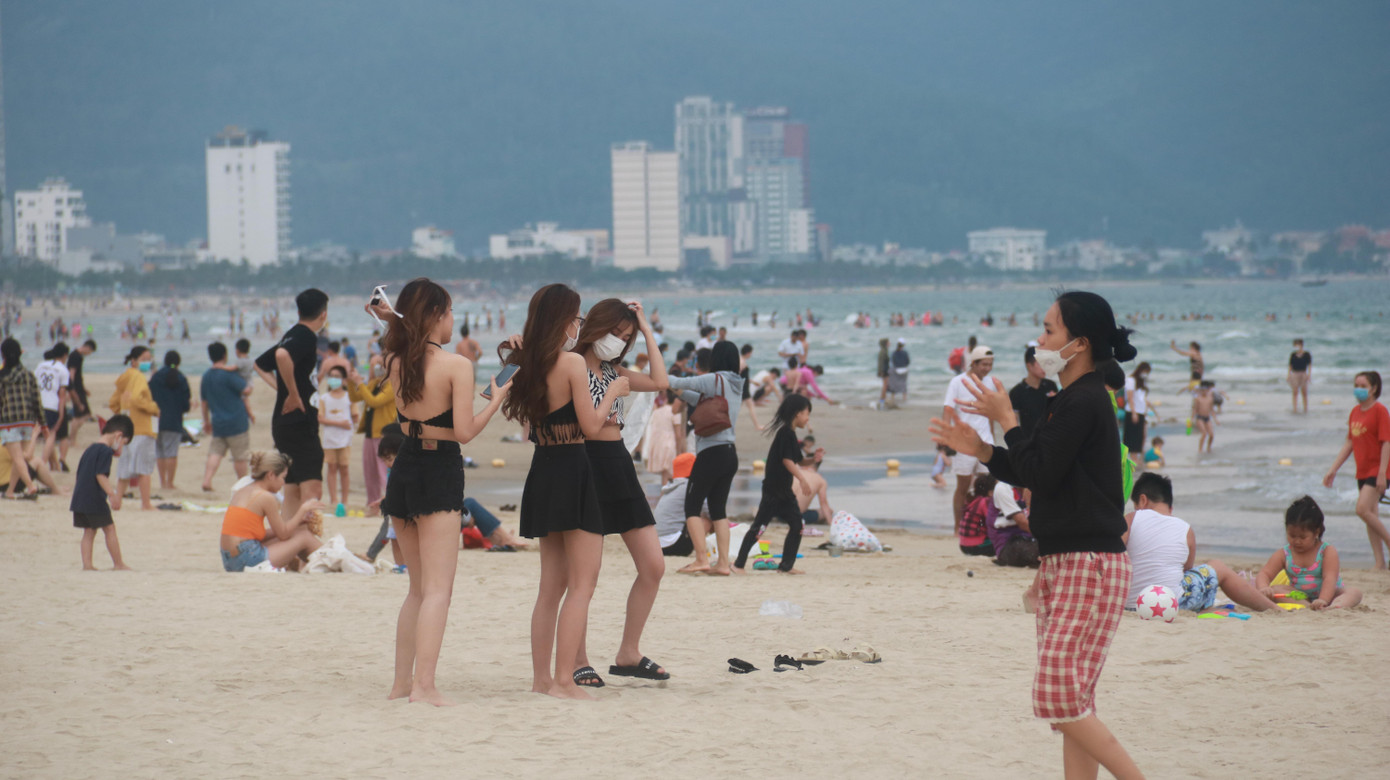 Du khách và người dân háo hức vì các hoạt động du lịch đã khôi phục trở lại.