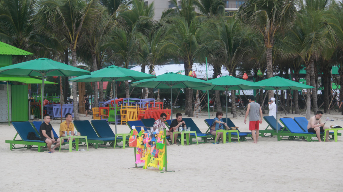 Các hàng nước dọc bãi biển đã hoạt động trở lại và có nhiều du khách ghé chân. Anh Hoàng, chủ một cửa hàng giải khát tại bãi biển Mỹ Khê cho biết: Những ngày qua, lượng du khách về Đà Nẵng tăng cao nên hàng quán bán nhộn nhịp hơn hẳn, người dân kinh doanh rất vui mừng và phấn khởi.