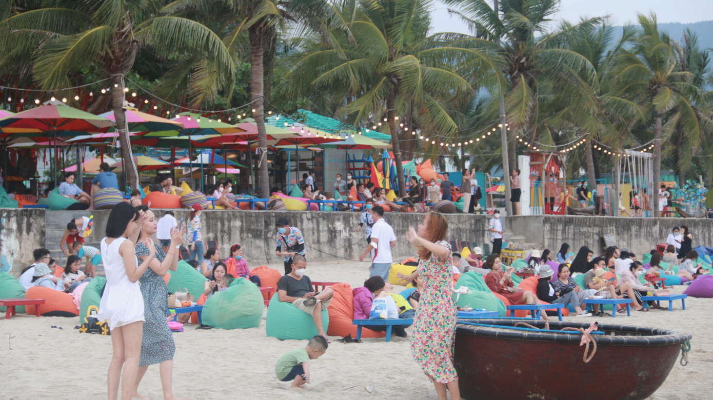 Bãi biển Mân Thái (quận Sơn Trà) đông nghịt du khách và người dân.