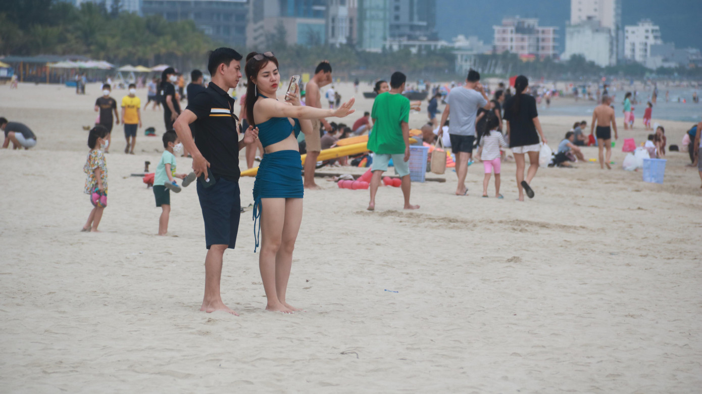 Một đôi bạn trẻ cùng tạo dáng trên bãi biển Đà Nẵng.