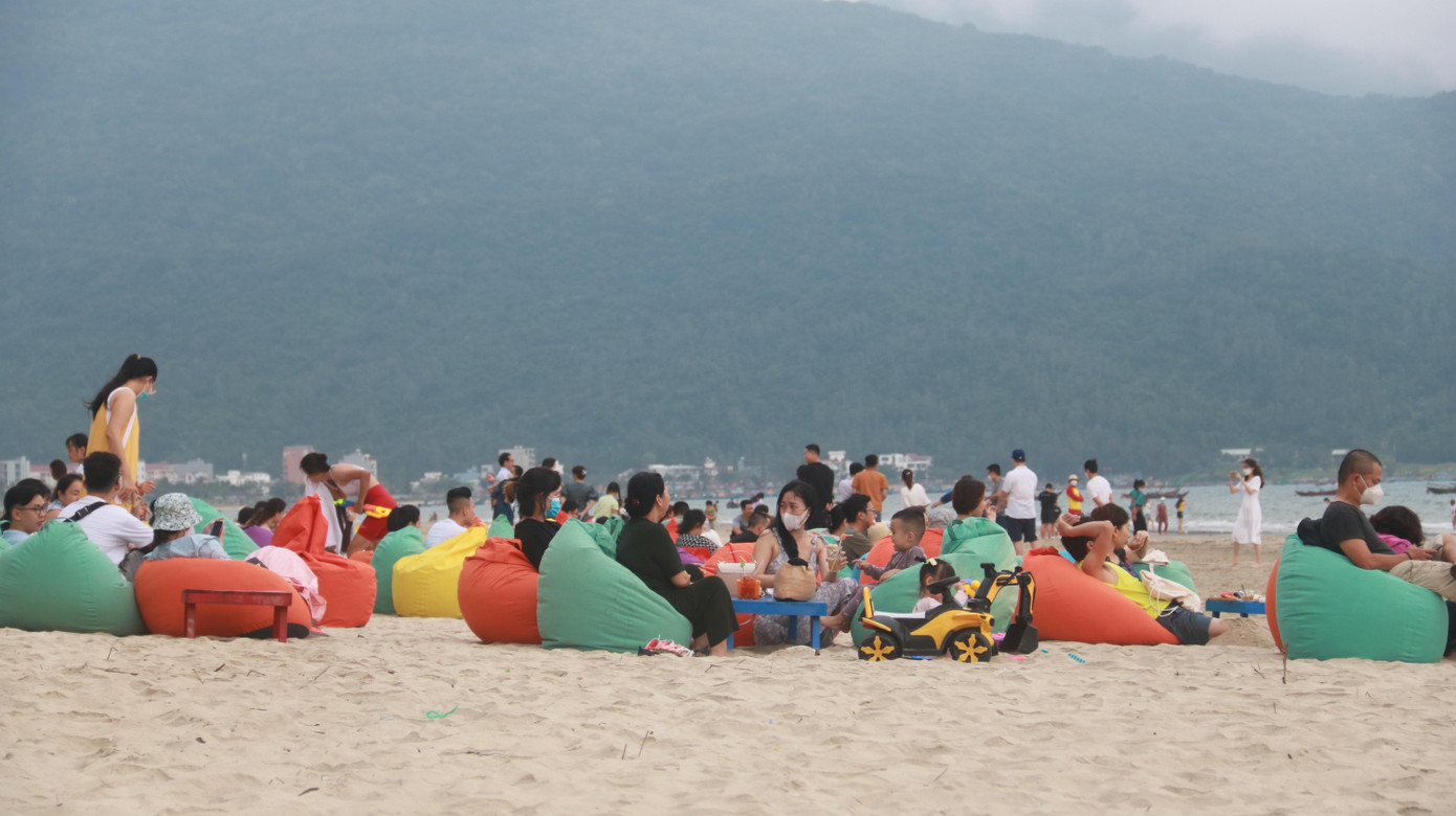 Người dân và du khách thư thái bên "bãi biển đẹp nhất hành tinh"