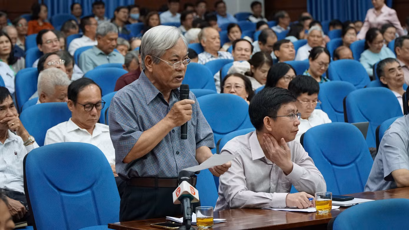 Cử tri phát biểu tại chương trình tiếp xúc.