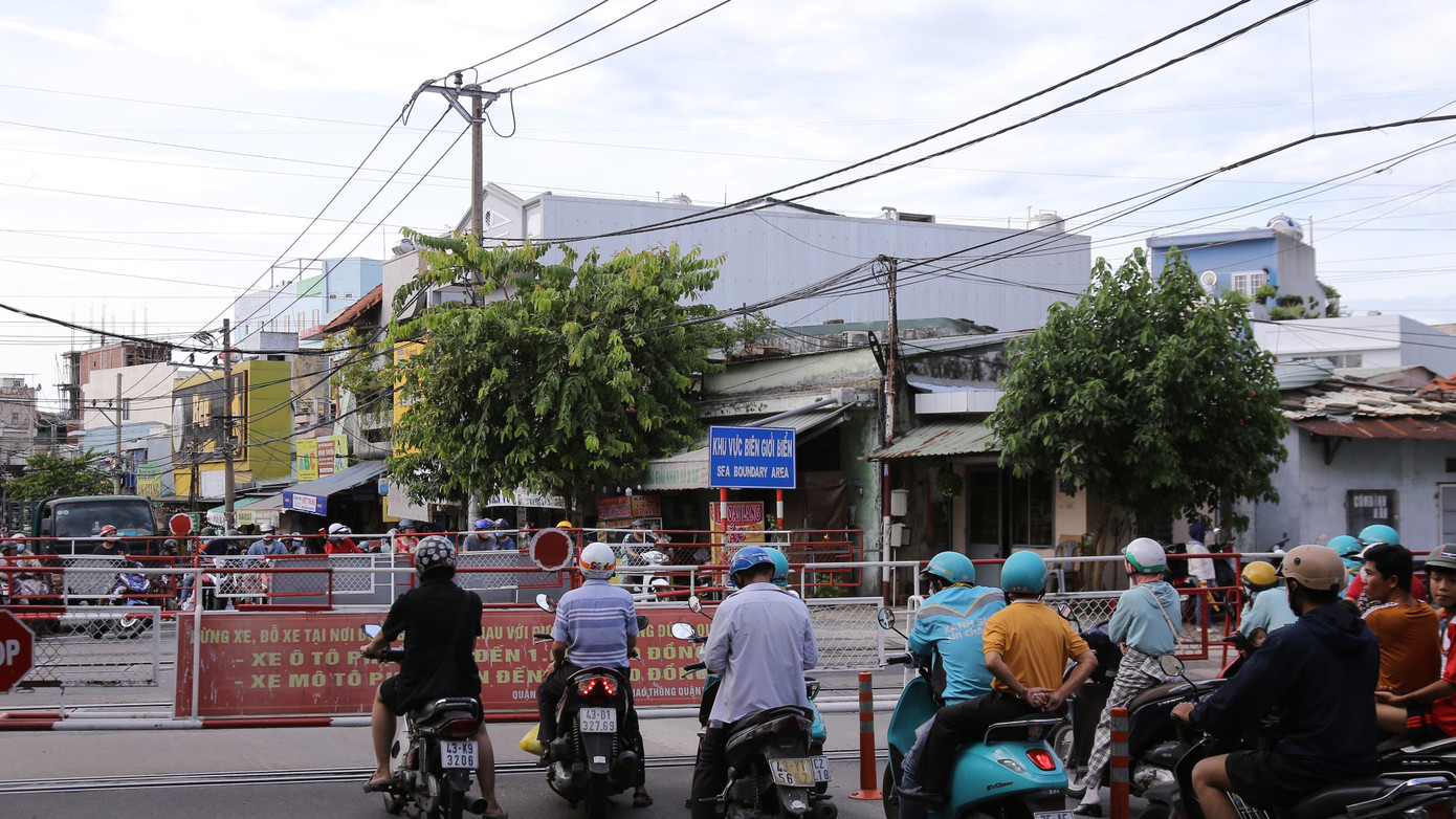 Trong đó, việc chờ tàu dẫn đến ùn tắc giao thông, thường xuyên xảy ra trong các giờ cao điểm. Trong đó, việc chờ tàu dẫn đến ùn tắc giao thông, thường xuyên xảy ra trong các giờ cao điểm.