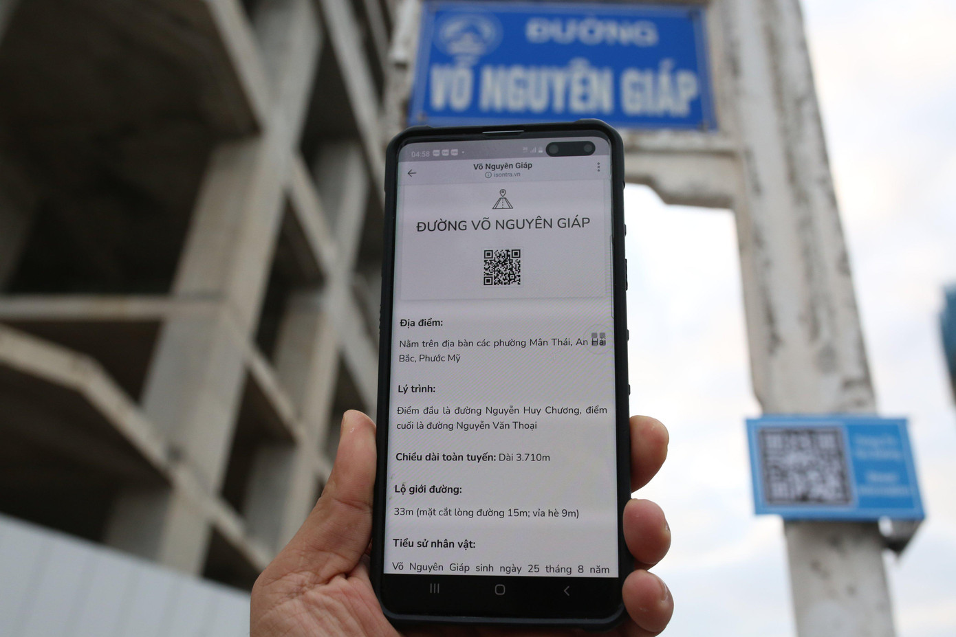 Khi quét mã QR bằng điện thoại thông minh các thông tin hữu ích sẽ được hiện thị. Khi quét mã QR bằng điện thoại thông minh các thông tin hữu ích sẽ được hiện thị.