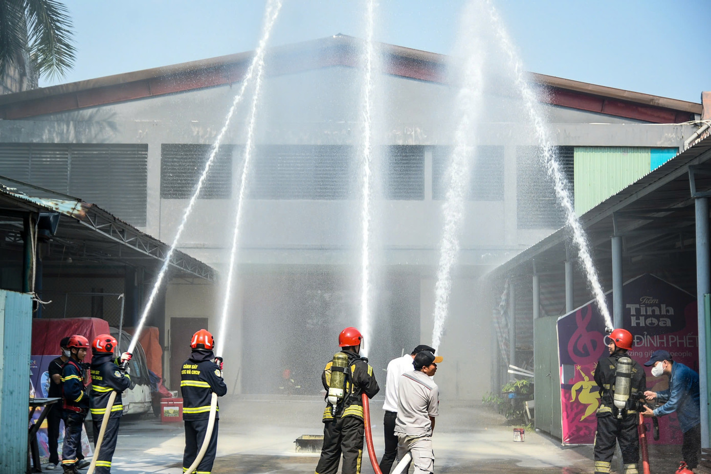 Lực lượng chữa cháy phun nước khống chế đám cháy. Lực lượng chữa cháy phun nước khống chế đám cháy.