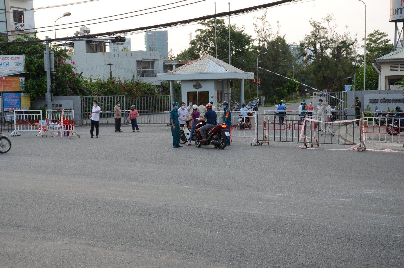 Cổng chính khu công nghiệp An Đồn trên đường Ngô Quyền được lực lượng chức năng kiếm soát chặt chẽ.