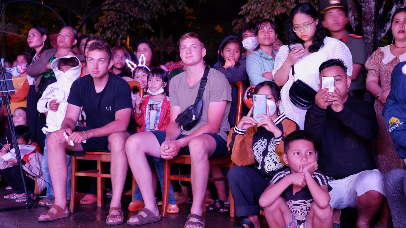 Du khách nước ngoài thích thú khi lần đầu được chứng kiến nghi lễ kết nghĩa truyền thống của người Cơ Tu sống giữa núi rừng.