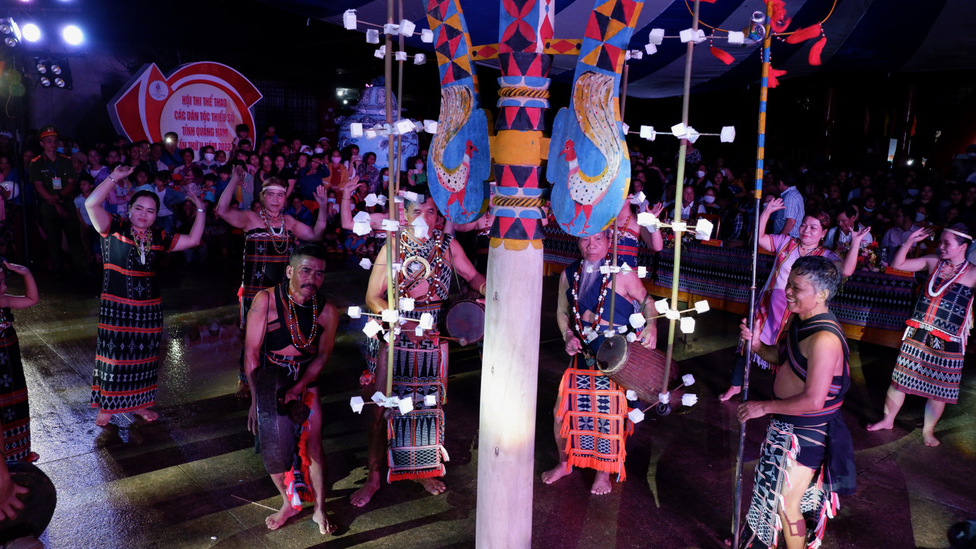 Sau phần lễ là đến phần hội. Tiếng chiêng, tiếng trống vang lên. Nam thanh, nữ tú, người già, trẻ em hòa cùng tiếng chiêng tiếng trống cùng nhau múa điệu Tân Tung, Dá Dá xung quanh cây nêu.