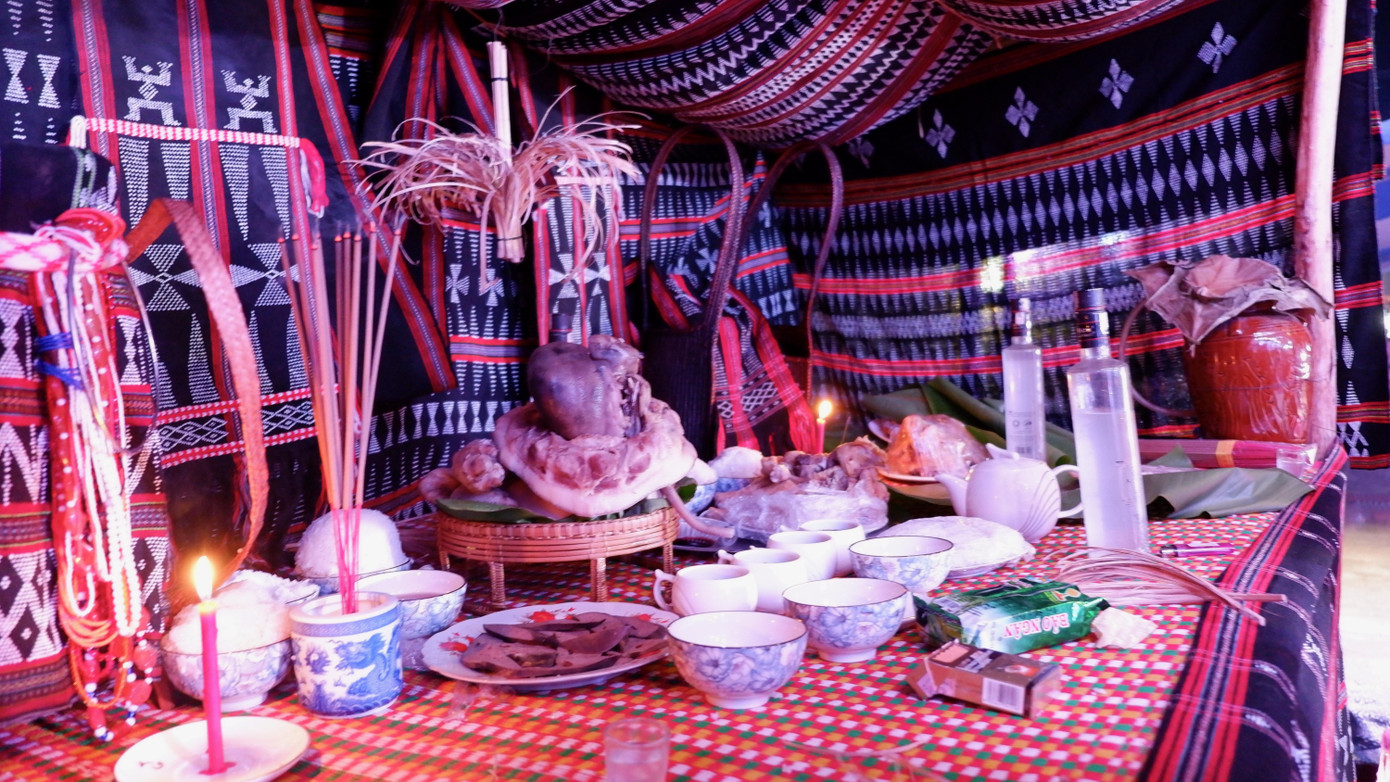 Mâm cúng chuẩn bị đầy đủ tất cả các lễ vật như đầu heo, gà, cá, xôi, huyết heo, huyết gà, rượu, trà thuốc, đũa thần…