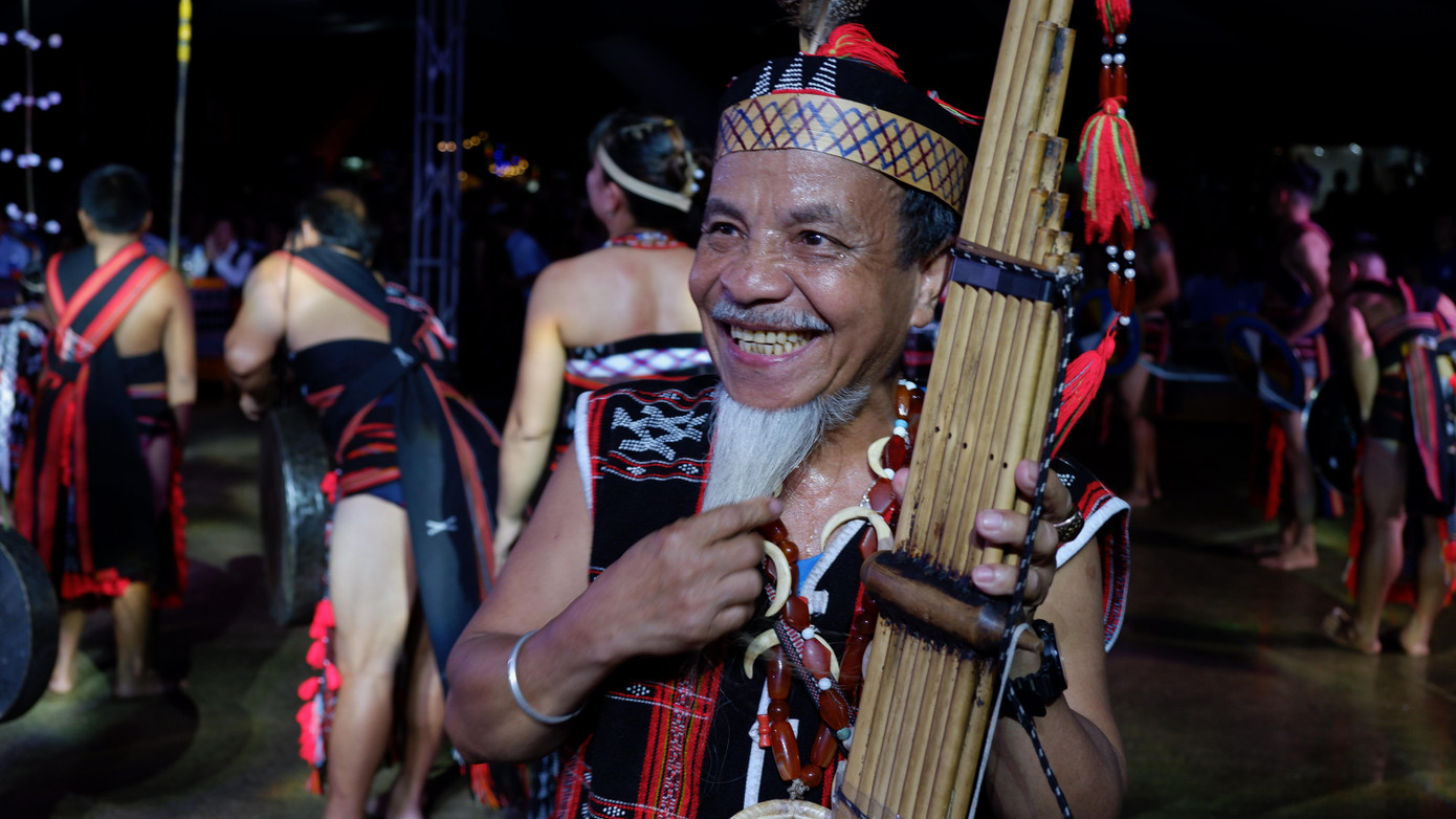 Già làng cười tươi khi dân làng, con cháu kết nghĩa, xóa bỏ mâu thuẫn, cùng nhau đoàn kết xây dựng cuộc sống bình yên.